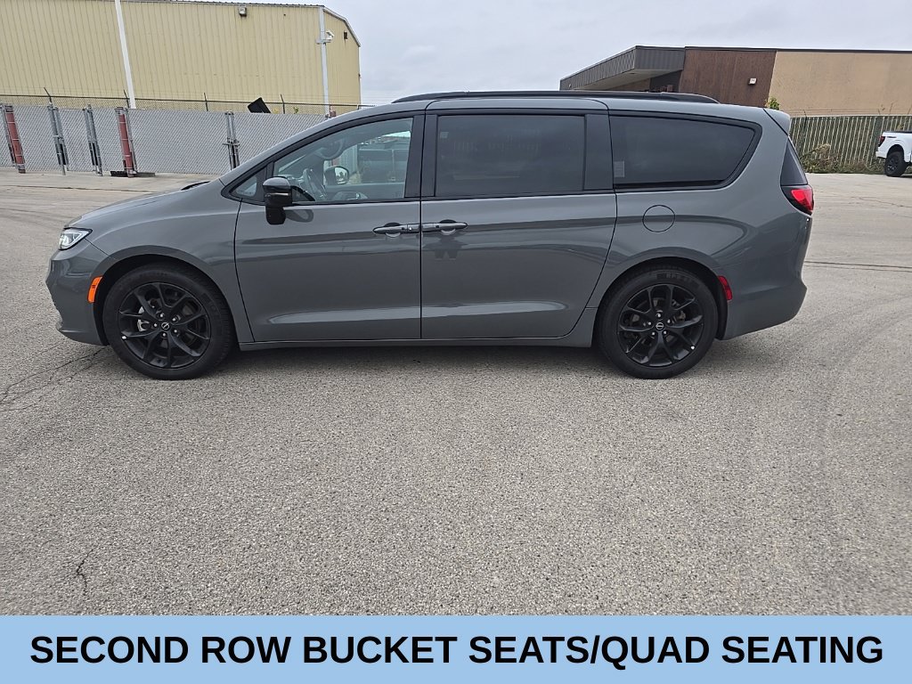 Used 2025 Chrysler Pacifica Limited FWD image 3