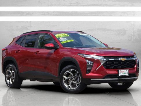 Used 2025 Chevrolet Trax LT FWD image 2