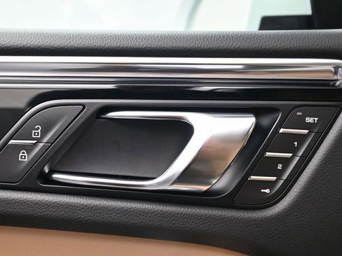 Certified 2026 Porsche Macan AWD/4WD image 18