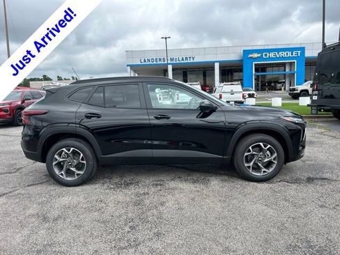New 2026 Chevrolet Trax LT w/ LT Convenience Package FWD image 2