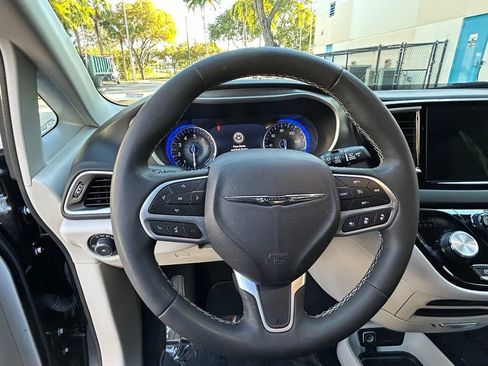 Used 2024 Chrysler Pacifica Touring-L image 19
