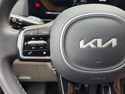 Used 2025 Kia Carnival FWD image 21
