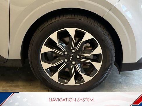 Used 2024 Kia Carnival EX FWD image 2