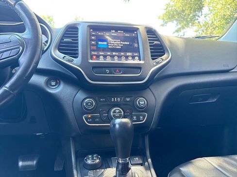 Used 2019 Jeep Cherokee Trailhawk AWD/4WD image 15