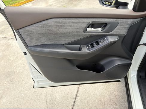 Used 2023 Nissan Rogue SV FWD image 16