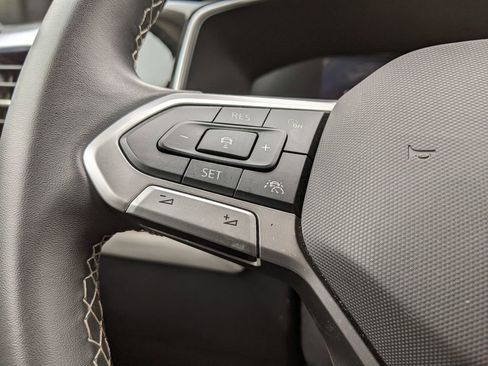 Certified 2025 Volkswagen Taos SE image 12