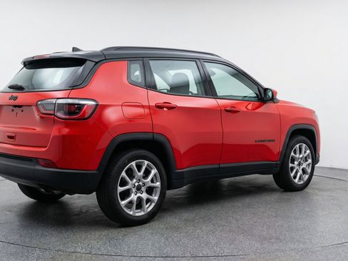 Used 2025 Jeep Compass Limited image 9