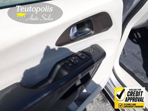 Used 2019 Chrysler Pacifica Touring-L FWD image 17