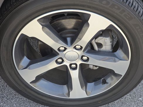 Certified 2023 Jeep Grand Cherokee Limited w/ Luxury Tech Group II image 3