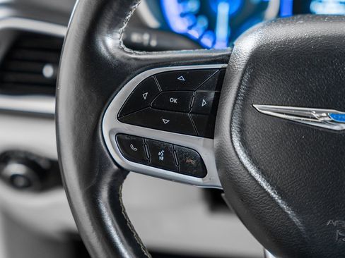 Used 2018 Chrysler Pacifica Touring-L image 29