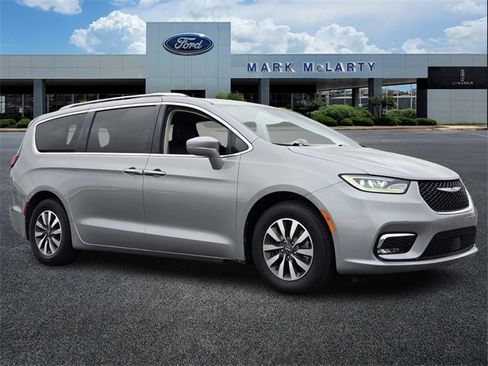 Used 2021 Chrysler Pacifica Touring-L image 7