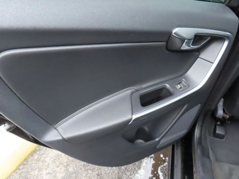 Used 2016 Volvo XC60 T5 Platinum image 12