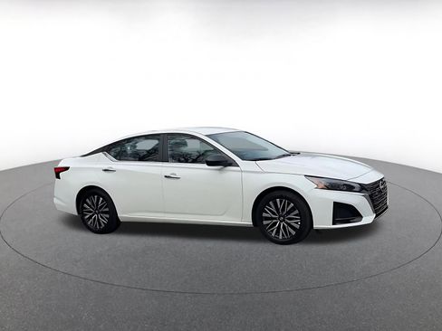 Used 2025 Nissan Altima 2.5 SV image 2