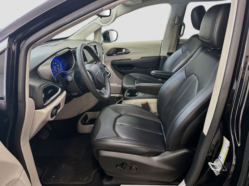 Used 2024 Chrysler Pacifica Touring-L FWD image 13