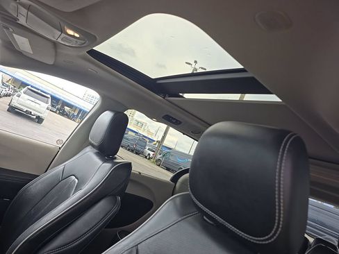 Used 2023 Chrysler Pacifica Limited FWD image 5