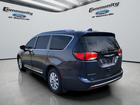 Used 2018 Chrysler Pacifica Touring-L image 7