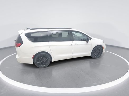 Used 2024 Chrysler Pacifica Touring-L w/ S Appearance Package image 8