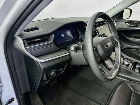 Used 2023 Jeep Grand Cherokee L Limited AWD/4WD image 9