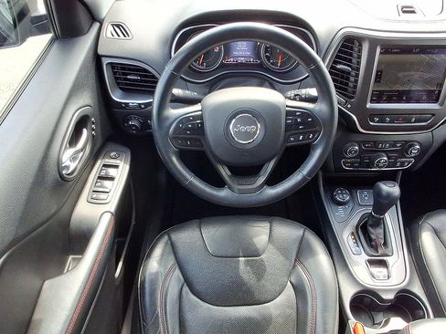 Used 2019 Jeep Cherokee Trailhawk AWD/4WD image 27