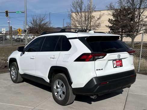 Used 2019 Toyota RAV4 LE w/ Carpet Mat Package image 5