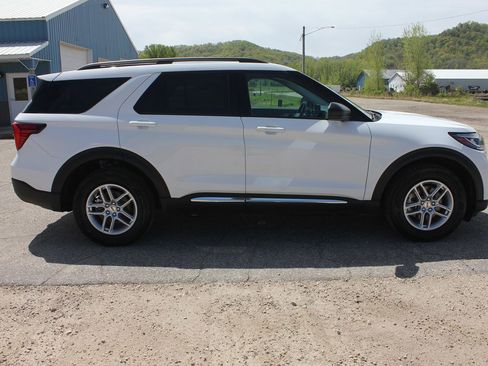 Used 2025 Ford Explorer Active AWD/4WD image 4