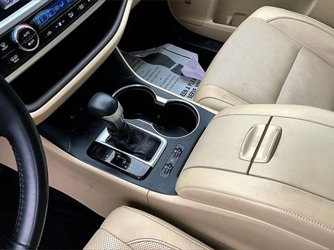 Used 2019 Toyota Highlander Limited image 14