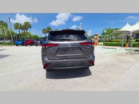 Used 2022 Toyota Highlander XLE FWD image 43