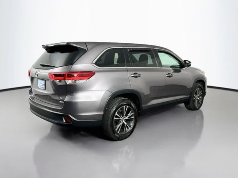 Used 2019 Toyota Highlander LE AWD/4WD image 7