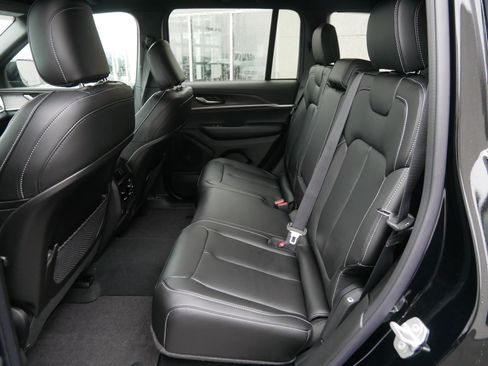 New 2025 Jeep Grand Cherokee Limited w/ Black Appearance Package image 8