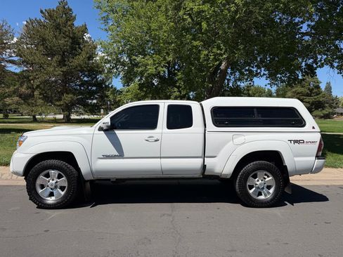 Used 2015 Toyota Tacoma 4x4 Access Cab V6 w/ TRD Sport Package image 2