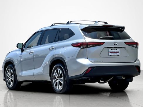 Certified 2021 Toyota Highlander XLE FWD image 3