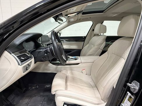 Used 2021 BMW 750i xDrive w/ Executive Package image 26