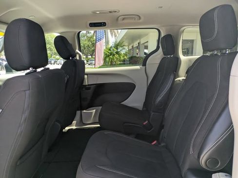 Used 2022 Chrysler Voyager LX FWD image 15
