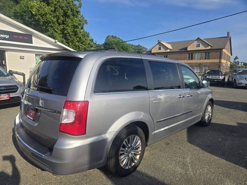 Used 2016 Chrysler Town & Country Touring-L FWD image 4