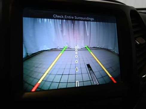 Used 2018 Jeep Cherokee Latitude Plus w/ Cold Weather Group AWD/4WD image 6