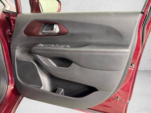 Used 2019 Chrysler Pacifica Touring-L FWD image 13