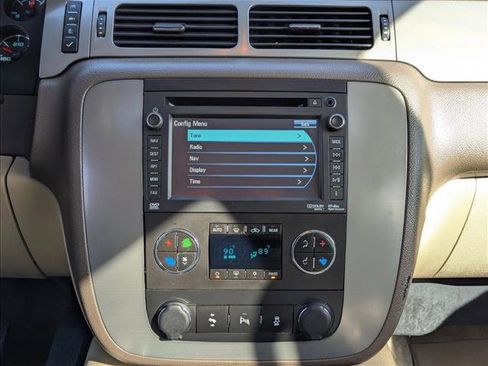 Used 2014 Chevrolet Suburban LT image 15