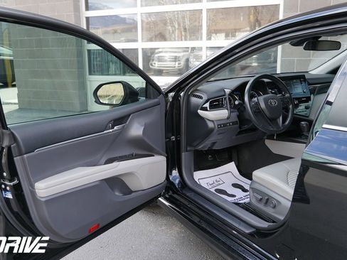 Used 2021 Toyota Camry SE image 15