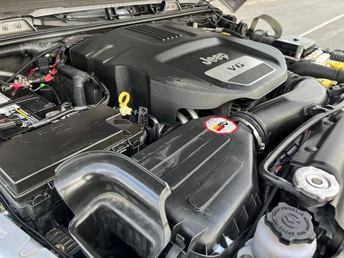 Used 2017 Jeep Wrangler Unlimited Rubicon w/ Connectivity Group image 28