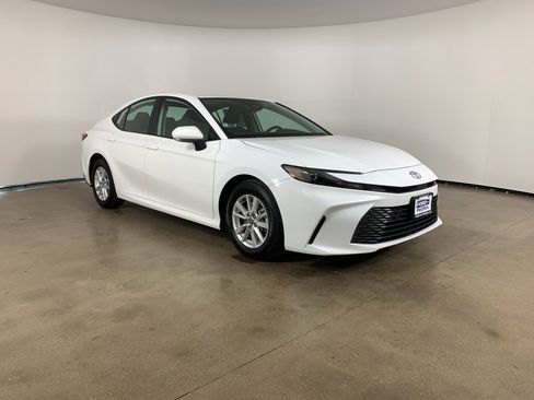 Used 2025 Toyota Camry LE image 5