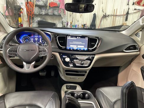 Used 2024 Chrysler Pacifica Touring-L FWD image 18