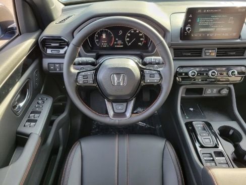 Used 2025 Honda Pilot TrailSport image 5