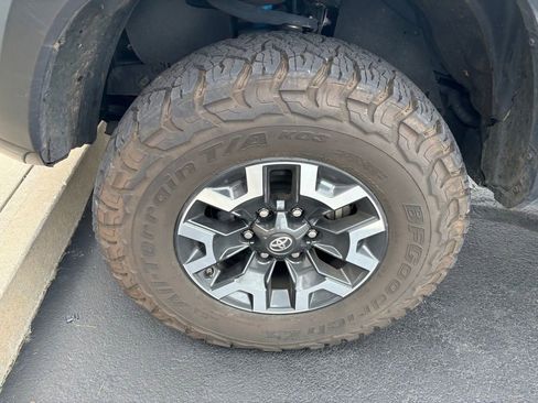 Used 2020 Toyota Tacoma TRD Off-Road w/ TRD Premium Off Road Package AWD/4WD image 8