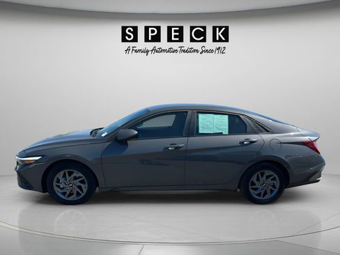 Used 2025 Hyundai Elantra Hybrid FWD image 2
