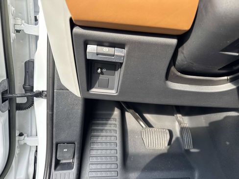 Used 2023 Land Rover Defender 110 SE image 32