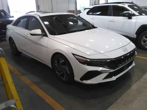 Used 2025 Hyundai Elantra SEL FWD image 2