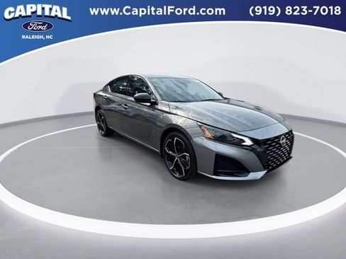 Used 2025 Nissan Altima 2.5 SR image 2