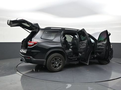 Used 2025 Honda Pilot TrailSport image 28