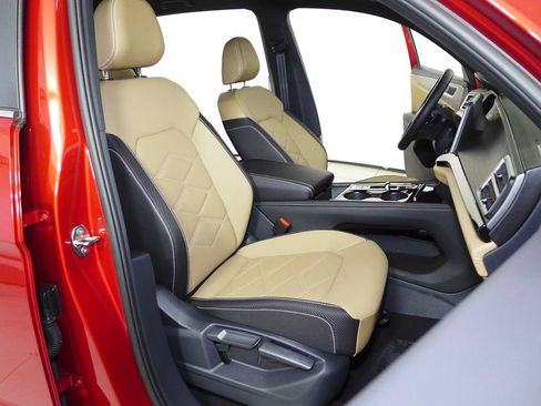 Certified 2025 Volkswagen Atlas Cross Sport SE FWD image 18