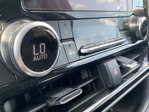 Used 2025 Toyota Highlander XLE FWD image 30